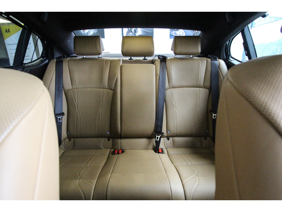 2021 Lexus ES 300 H - image 24