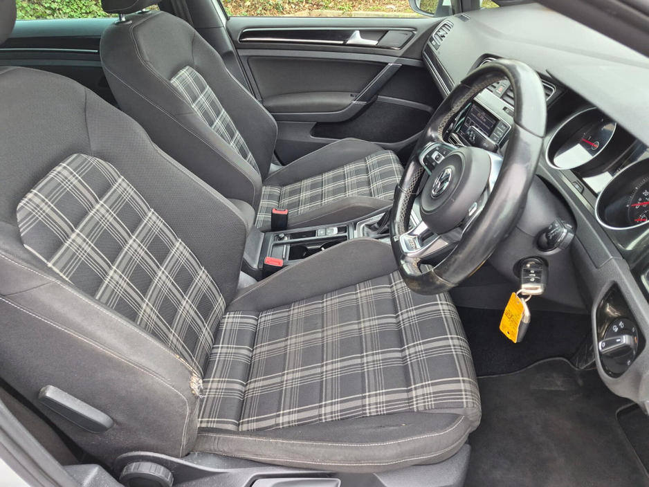 2013 Volkswagen Golf - image 20