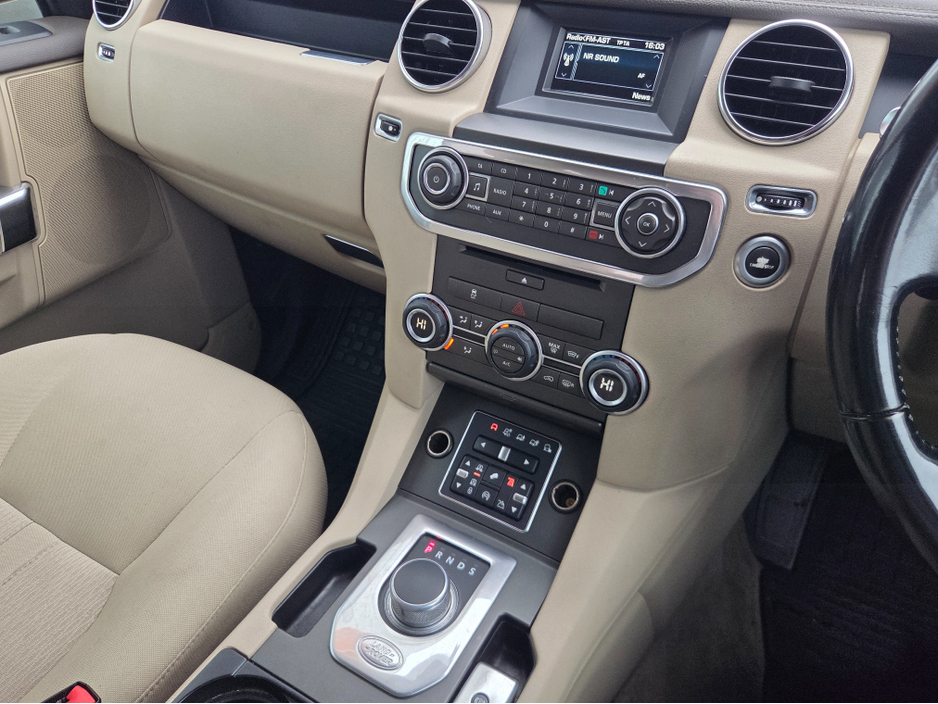 2014 Land Rover Discovery - image 4