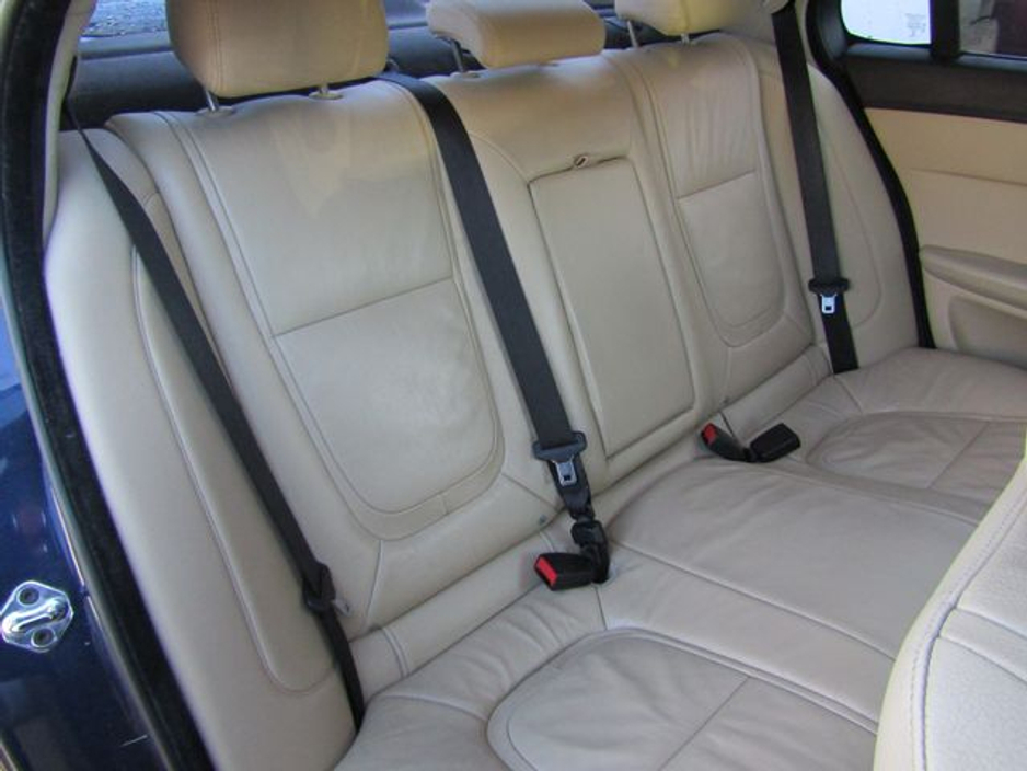 2014 Jaguar XF - image 18