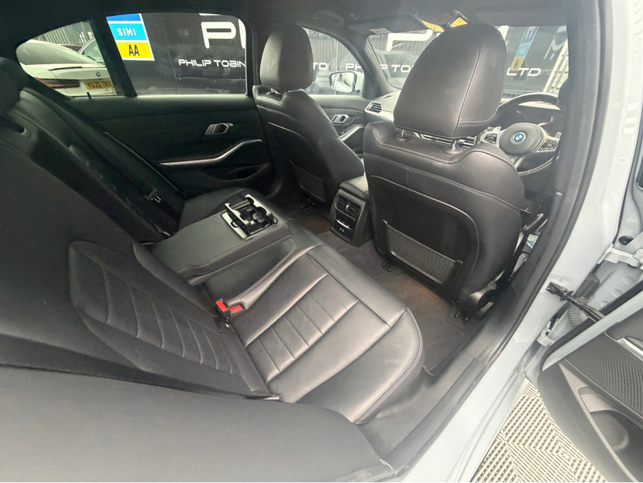 2023 BMW 3 Series - image 12