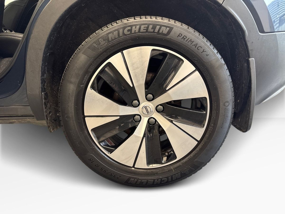 2022 Volvo XC40 - image 5