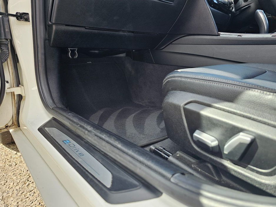 2016 BMW 3 Series - image 23