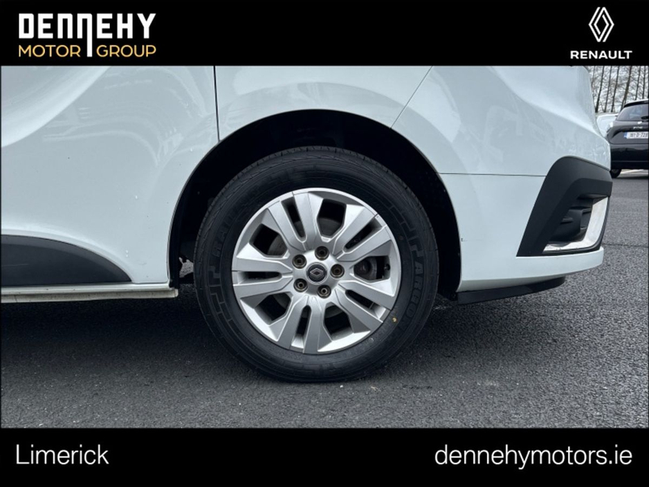 2022 Renault Trafic - image 9