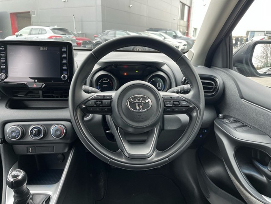 2021 Toyota Yaris - image 9