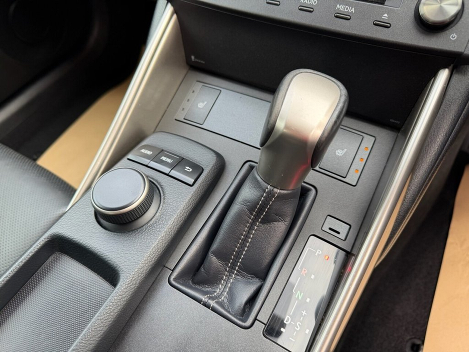 2016 Lexus IS 300 h - image 28