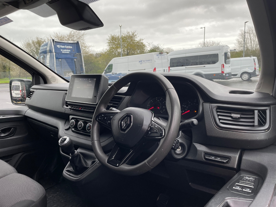 2023 Renault Trafic - image 16