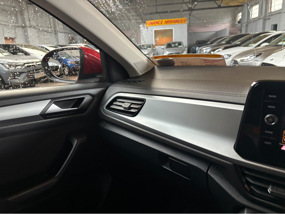 2024 Volkswagen T-Roc - image 13