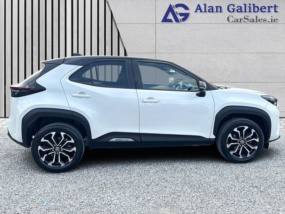 2023 Toyota Yaris Cross - image 3