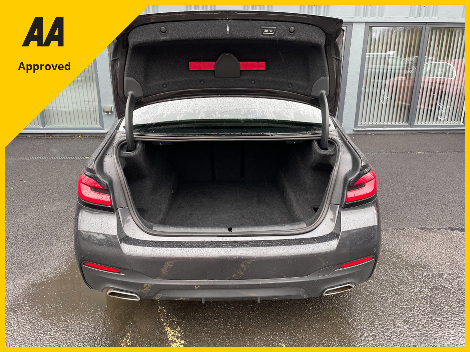 2021 BMW 5 Series - image 5