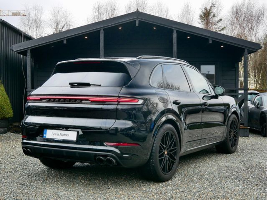 2025 Porsche Cayenne - image 6
