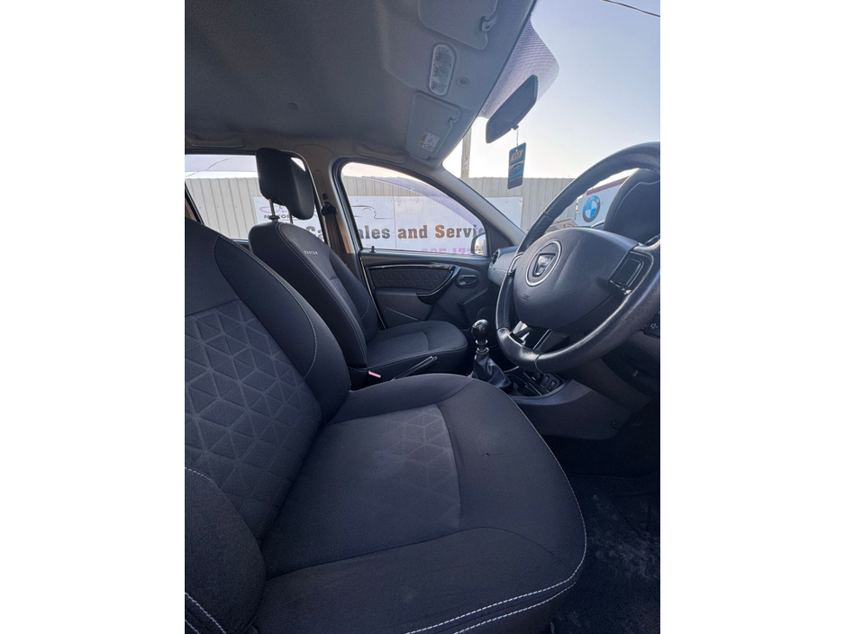 2015 Dacia Duster - image 25