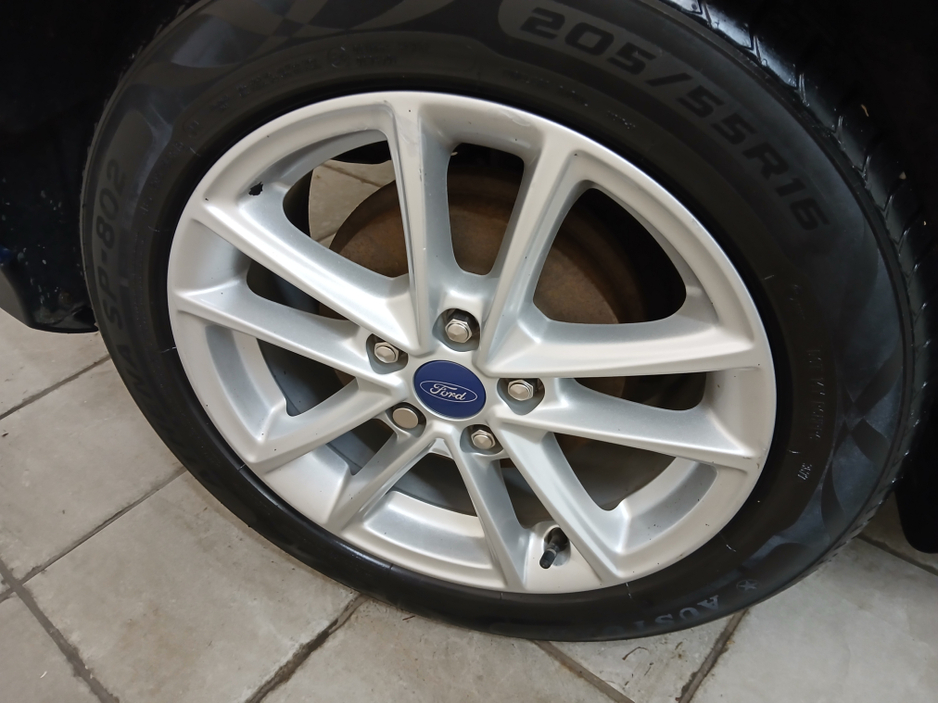 2016 Ford Focus - image 5