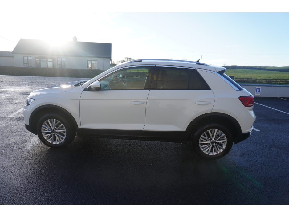 2021 Volkswagen T-Roc - image 5