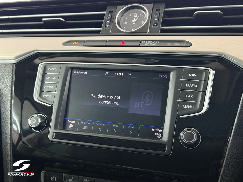 2017 Volkswagen Passat - image 30