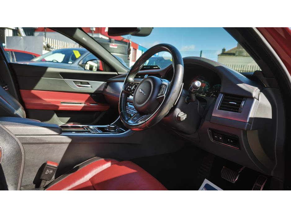 2016 Jaguar XF - image 9