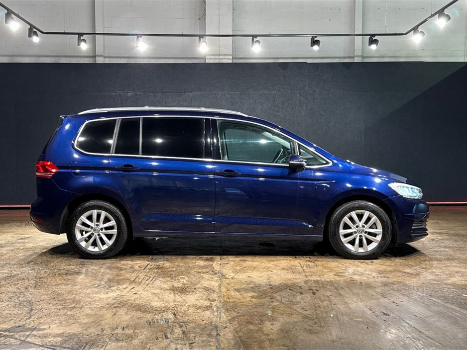 2017 Volkswagen Touran - image 2