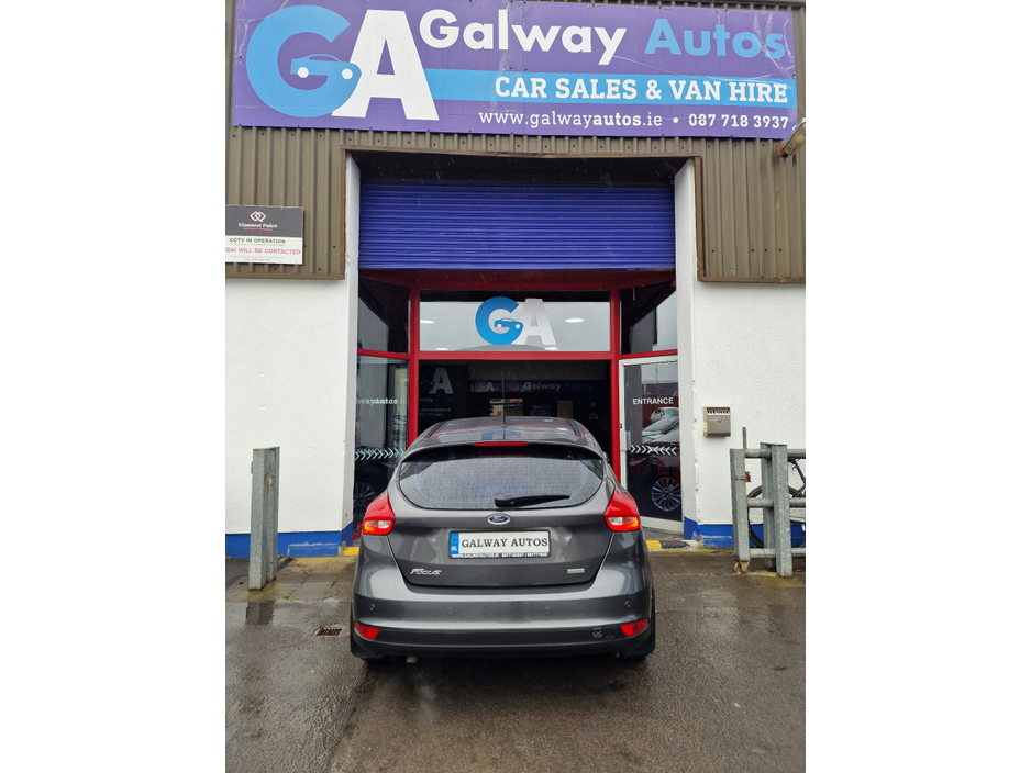 2016 Ford Focus - image 15