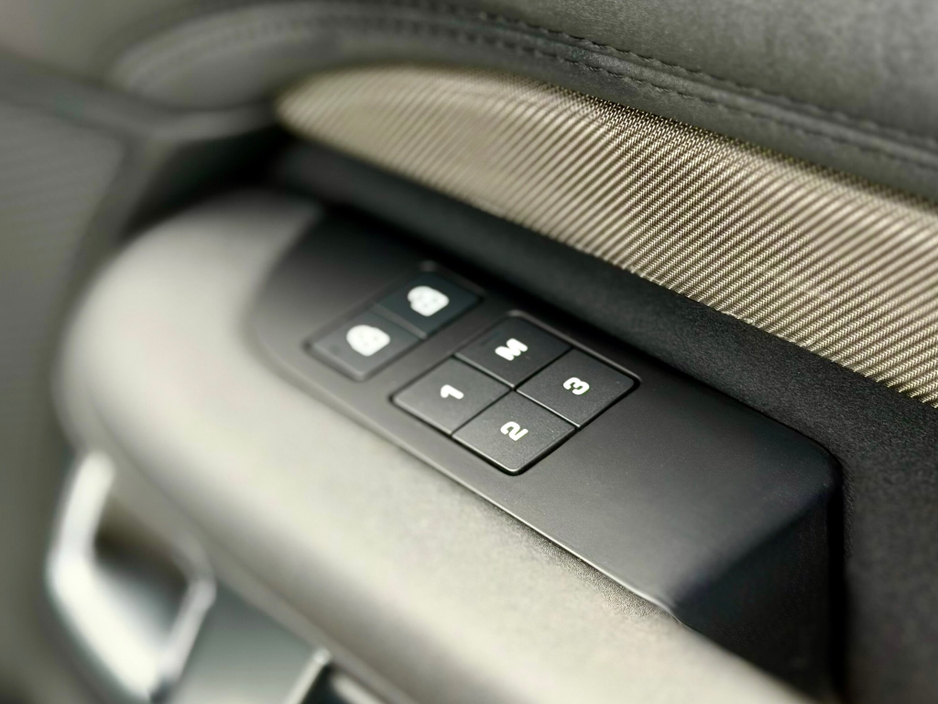 2021 Land Rover Discovery - image 18