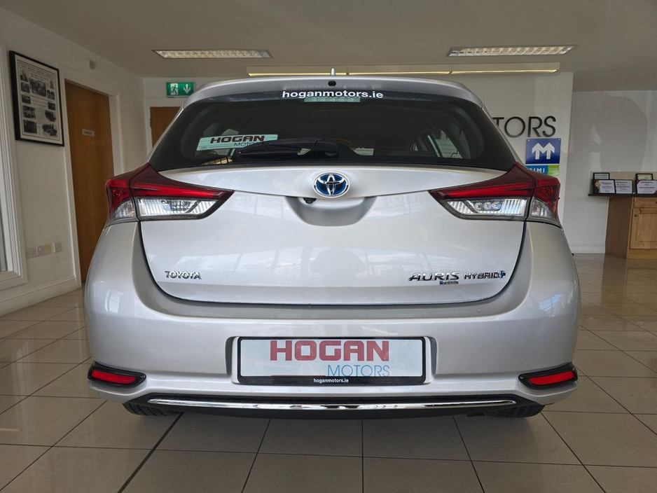 2016 Toyota Auris - image 5