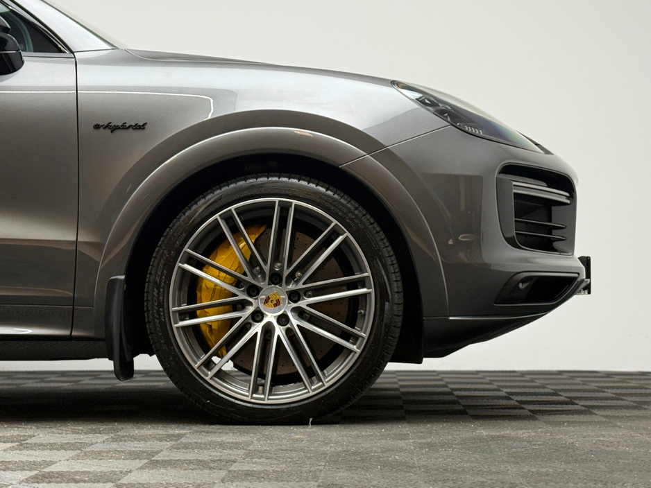 2020 Porsche Cayenne - image 9