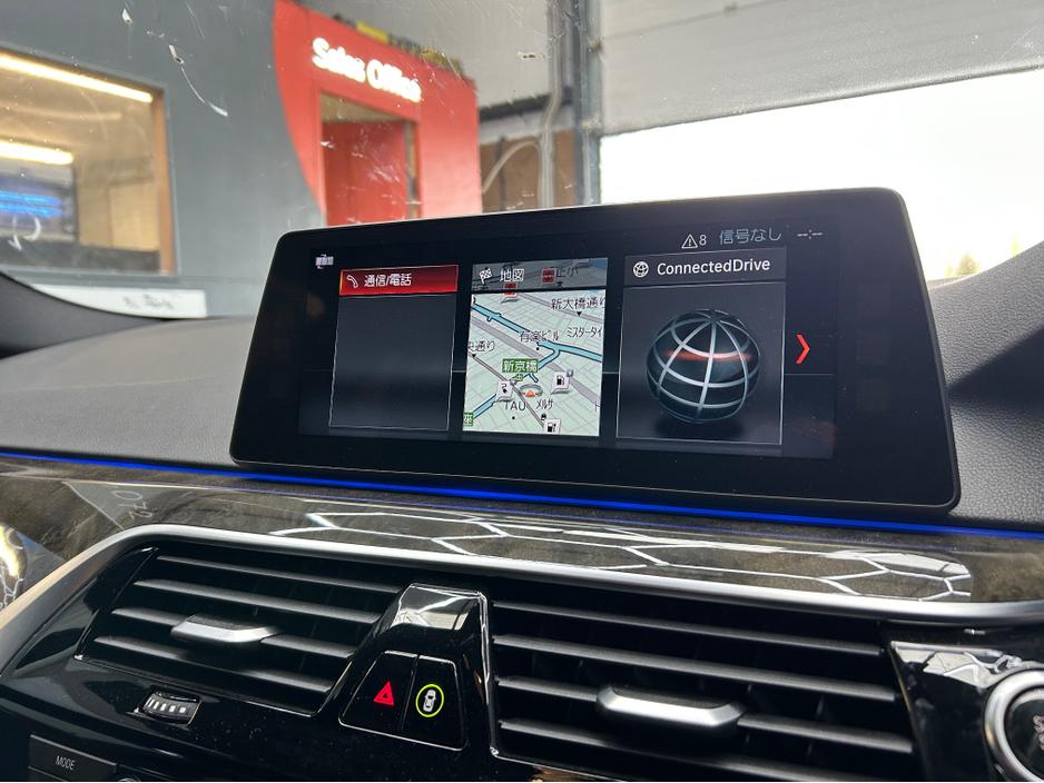 2018 BMW 5 Series - image 8