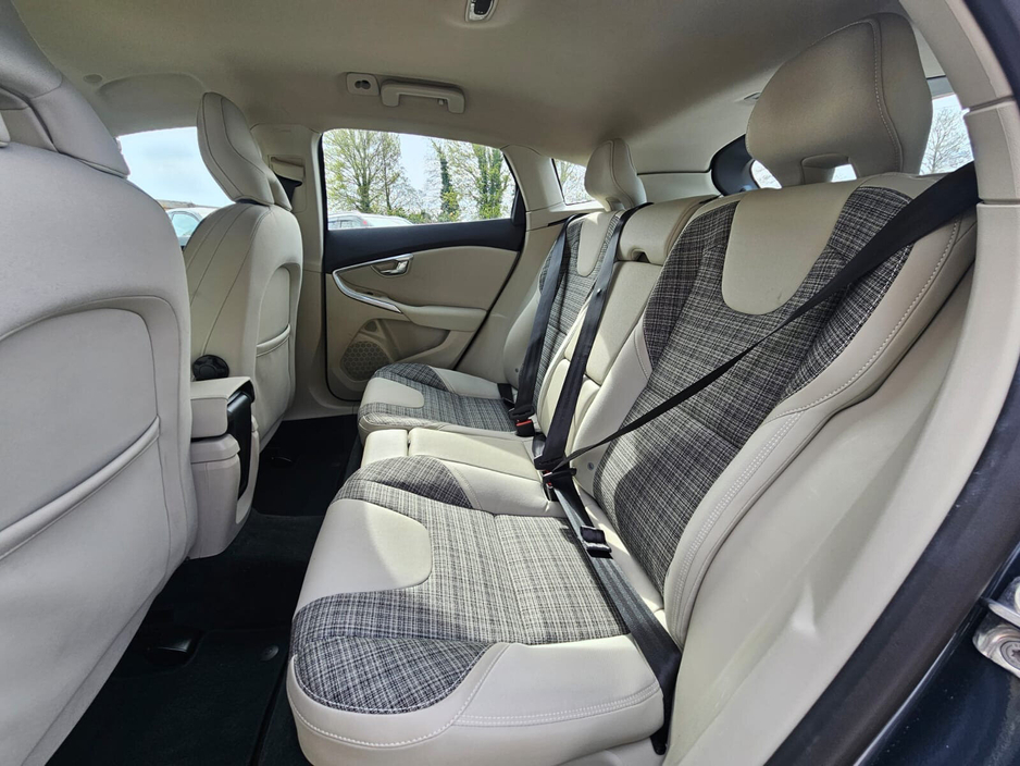 2019 Volvo V40 - image 18