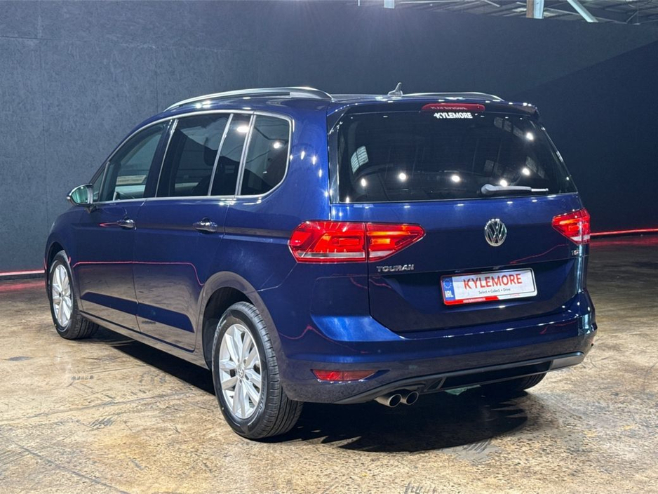 2017 Volkswagen Touran - image 5