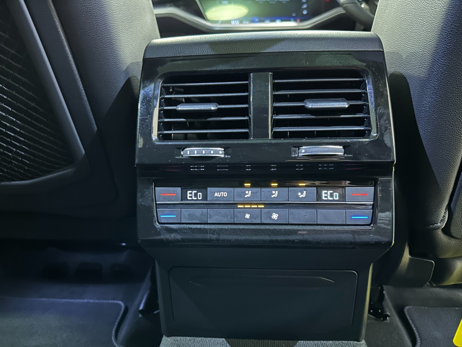 2023 Volkswagen Touareg - image 34