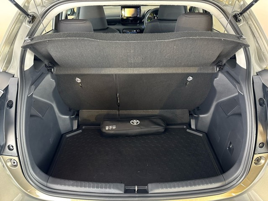 2024 Toyota Yaris - image 10