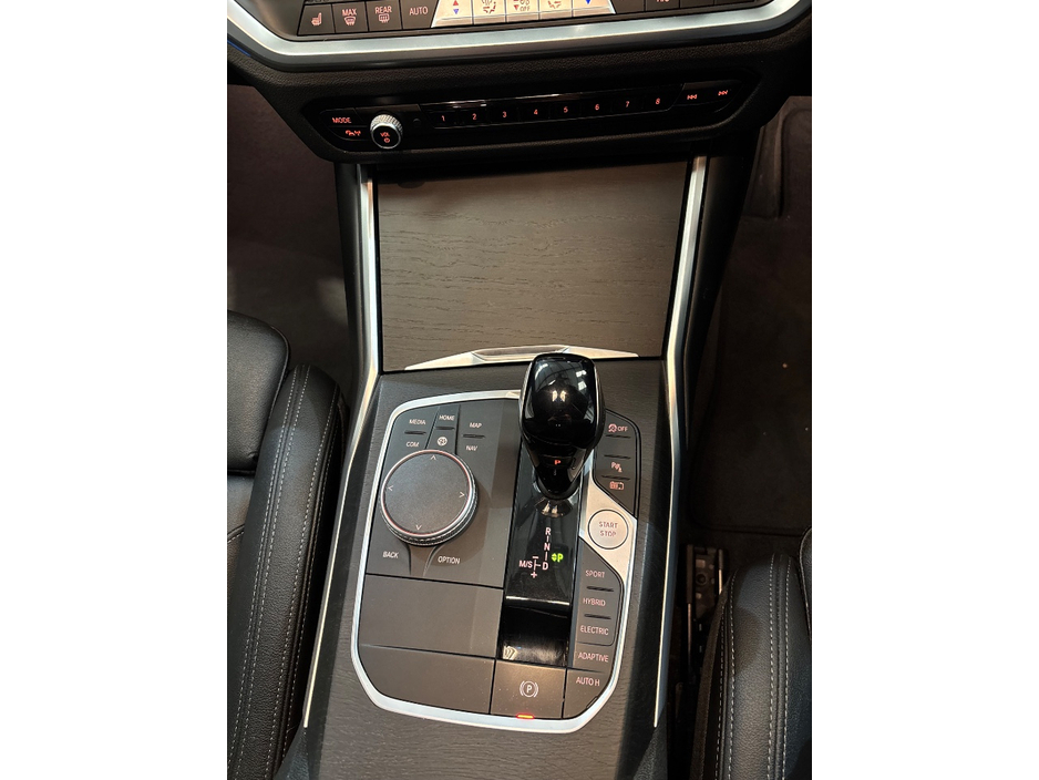 2022 BMW 3 Series - image 12