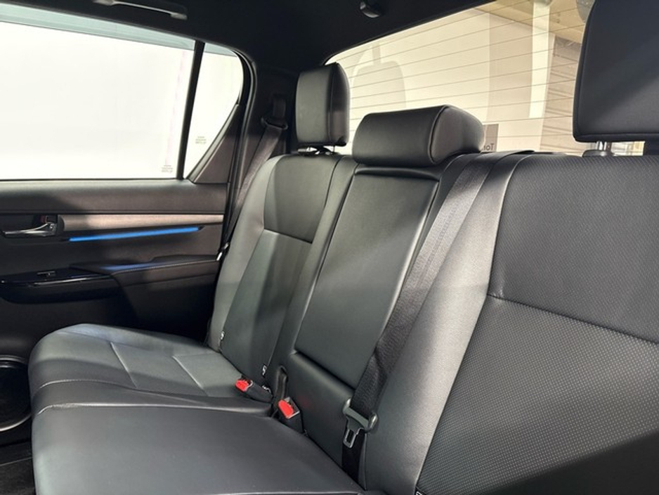 2026 Toyota Hilux Hilux 2.8 MHEV Invincible €49,972