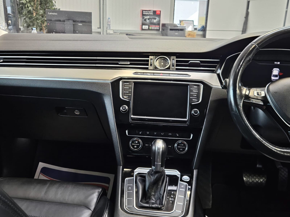 2016 Volkswagen Passat - image 11