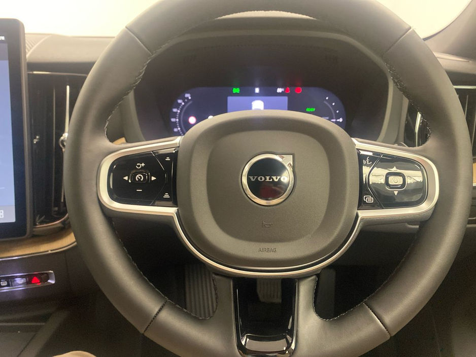 2026 Volvo XC60 - image 9
