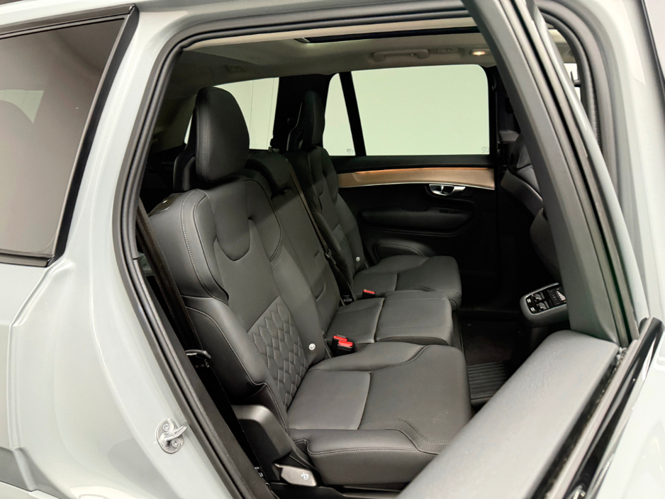 2025 Volvo XC90 - image 12