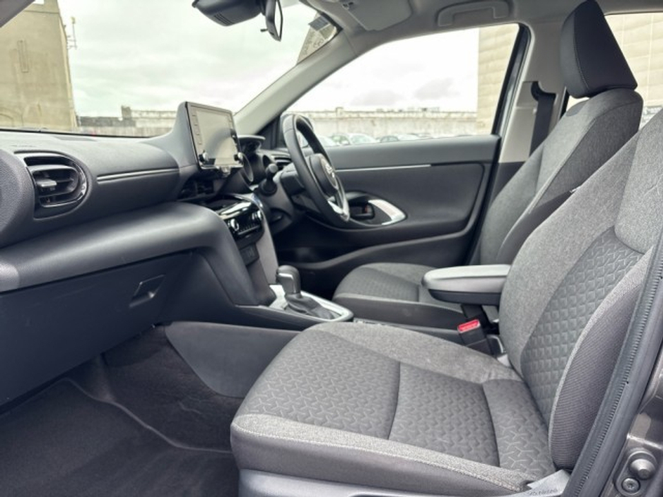 2024 Toyota Yaris Cross - image 7