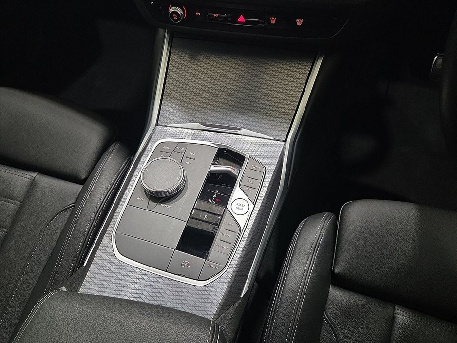2024 BMW 3 Series - image 10