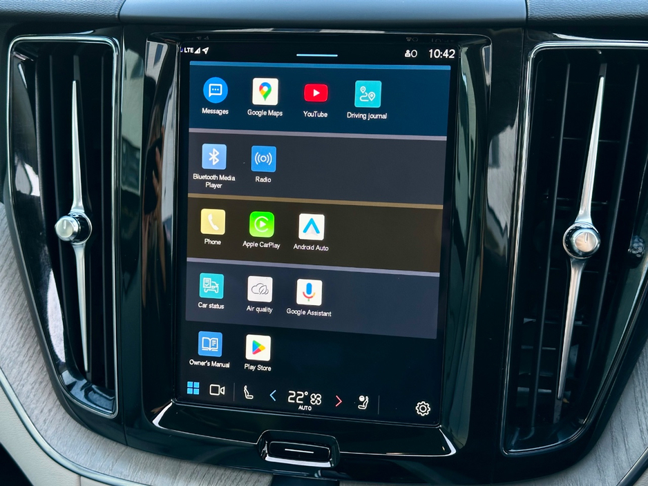 2025 Volvo XC60 - image 10