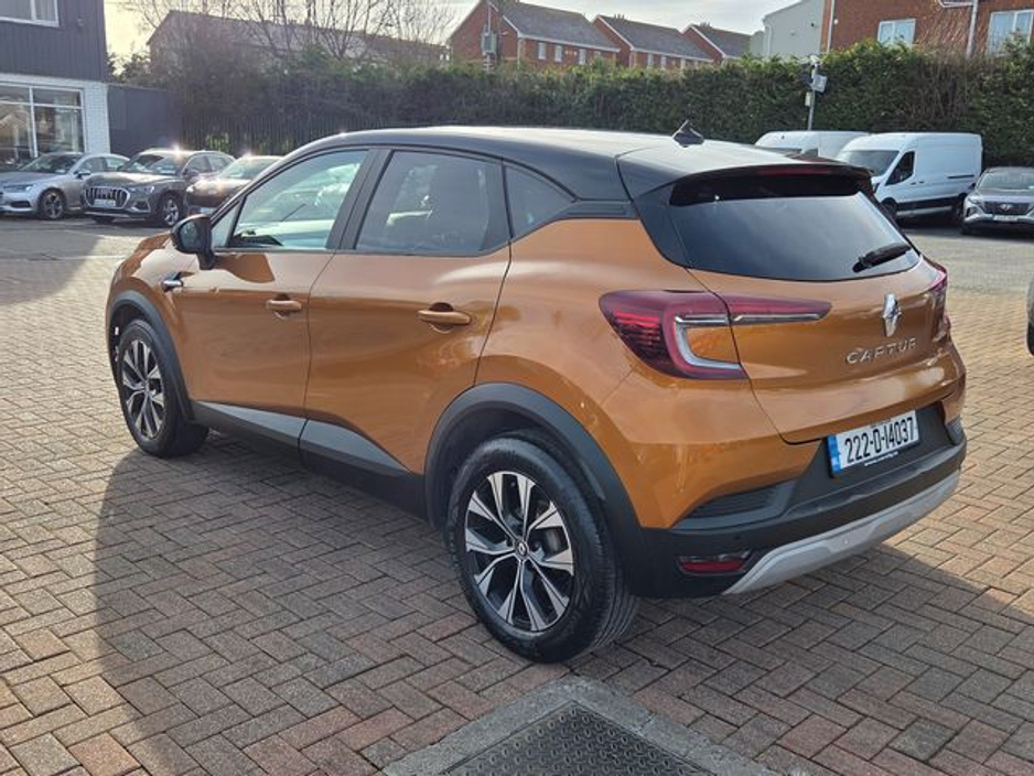 2022 Renault Captur - image 3