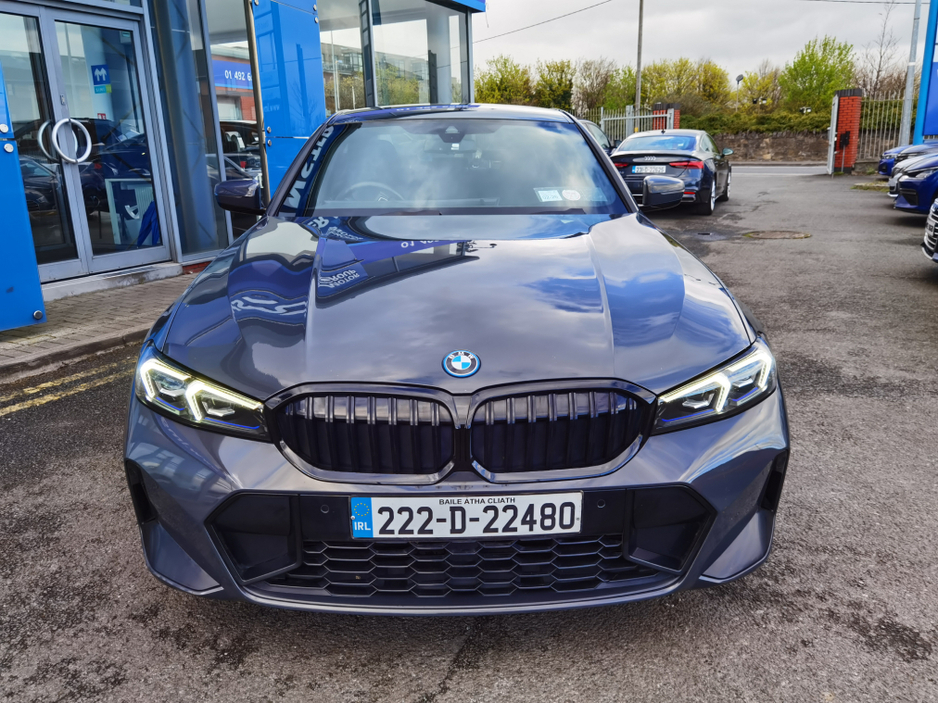 2022 BMW 3 Series - image 2