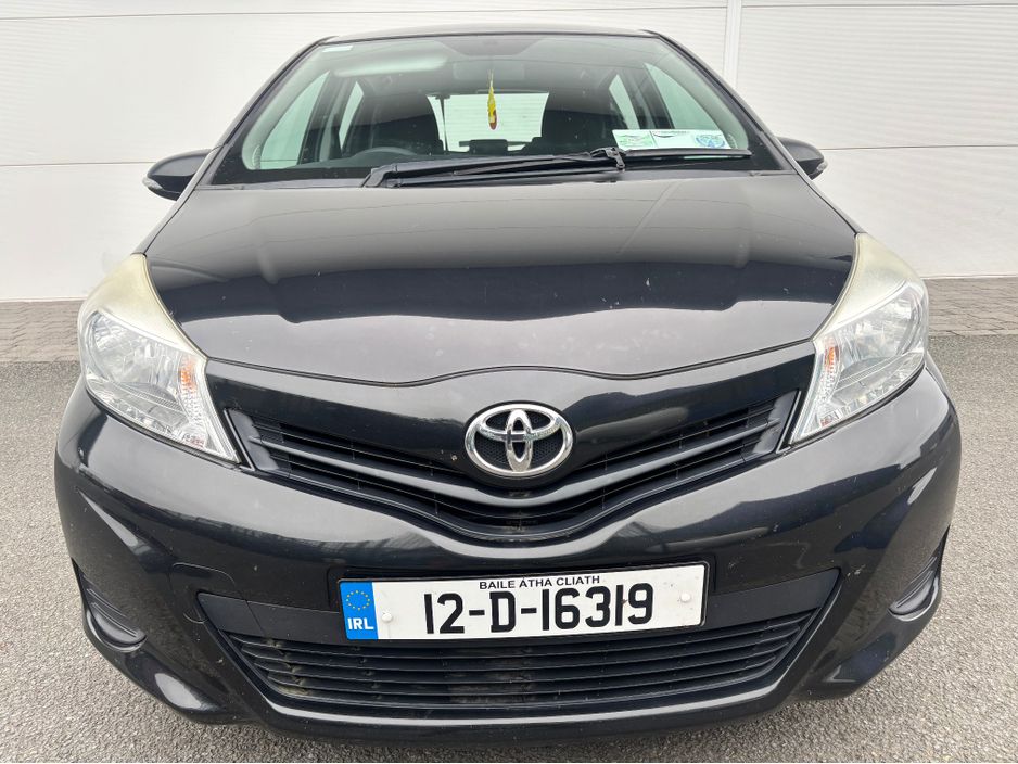 2012 Toyota Yaris - image 4