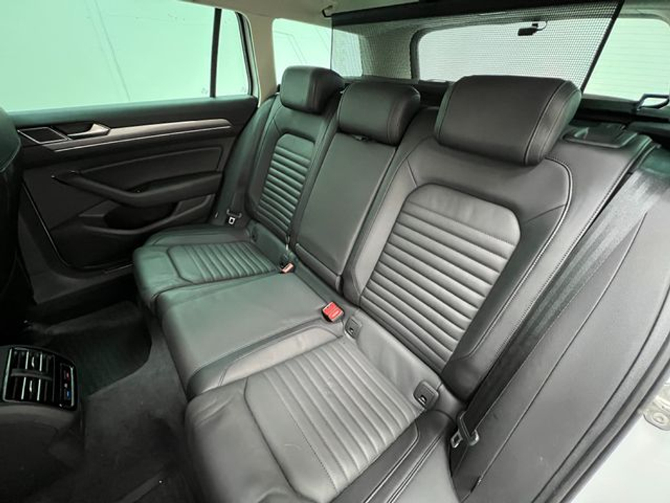 2018 Volkswagen Passat - image 4