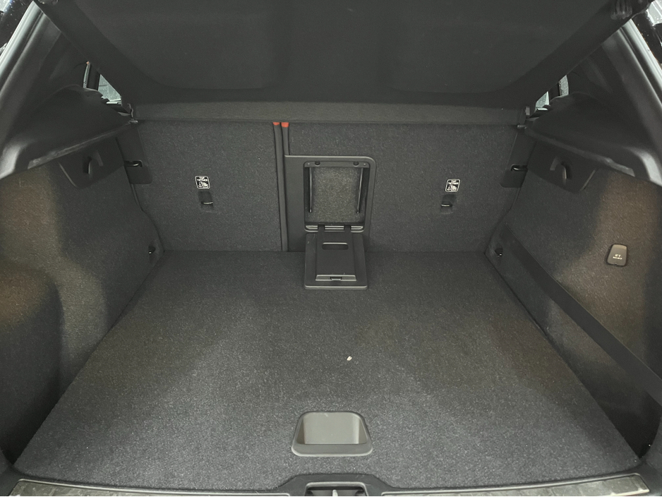 2020 Volvo XC40 €30950 2020 VOLVO XC40 RECHARGE PLUG-IN HYBRID T5 1.5 AUTOMATIC / CRUISE CONTROL / 360° PARKING CAMERA / ELECTRIC MEMORY & HEATED SEATS / HEATED STEERING WHEEL / PANORAMIC SUNROOF / HEATED REAR SEATS €30,950