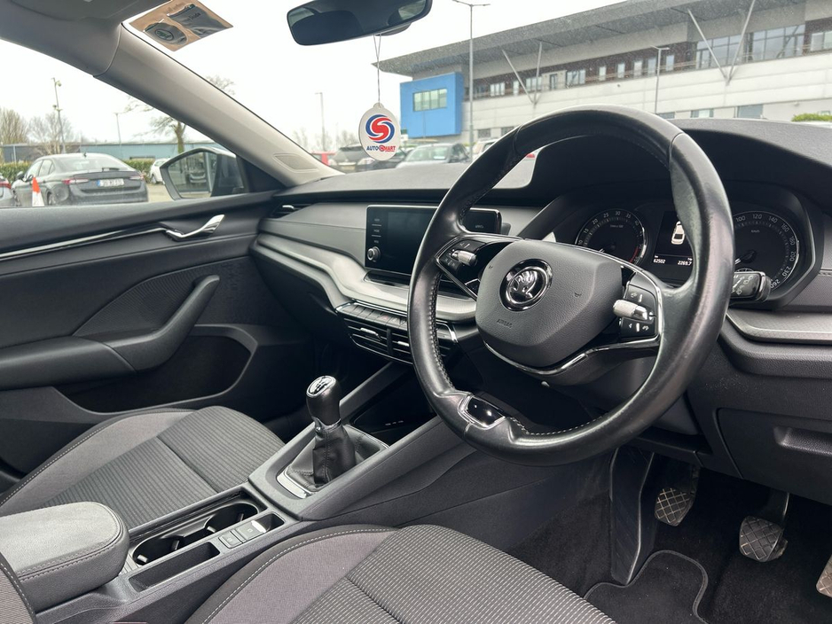 2022 Skoda Octavia - image 6