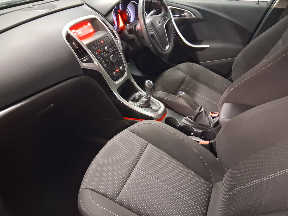 2014 Opel Astra - image 8