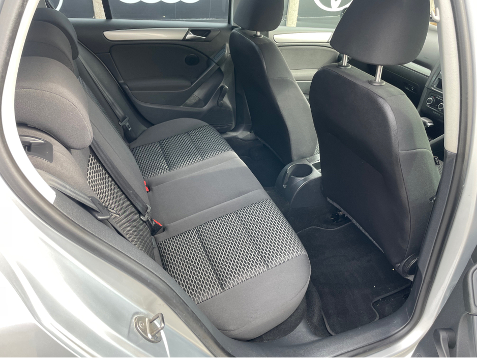 2010 Volkswagen Golf - image 14