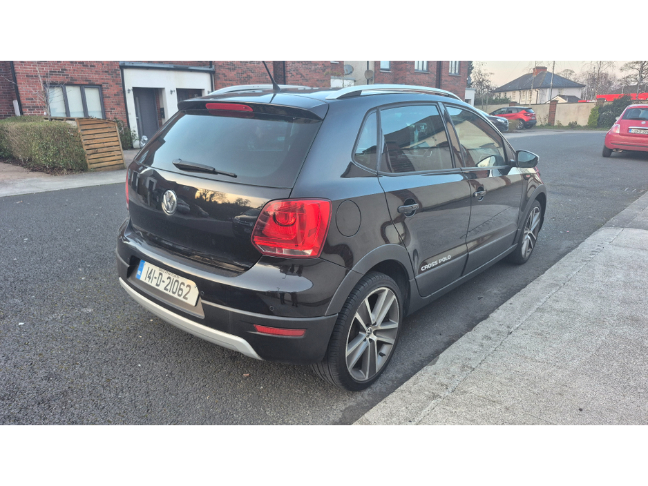 2014 Volkswagen Polo - image 3