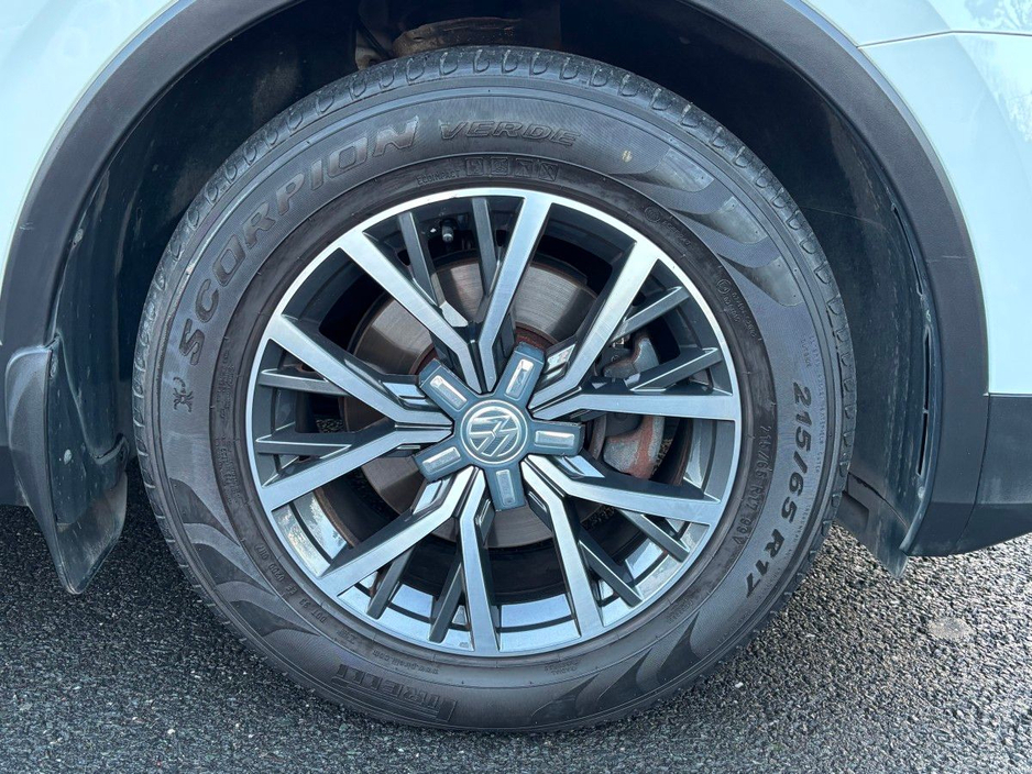 2017 Volkswagen Tiguan - image 20