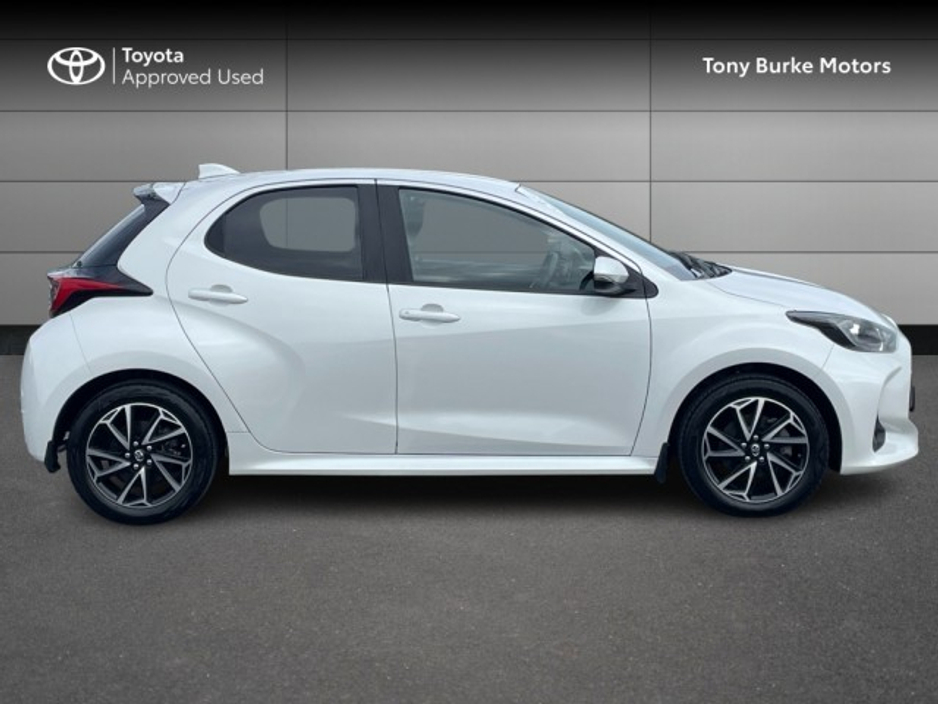 2023 Toyota Yaris - image 3