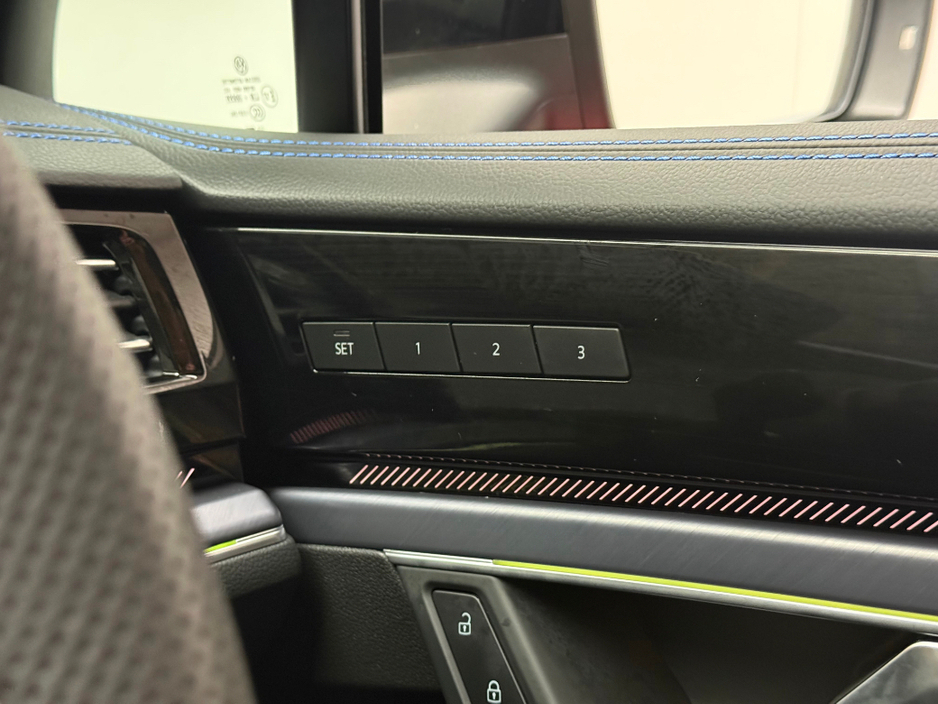 2025 Volkswagen Touareg - image 23